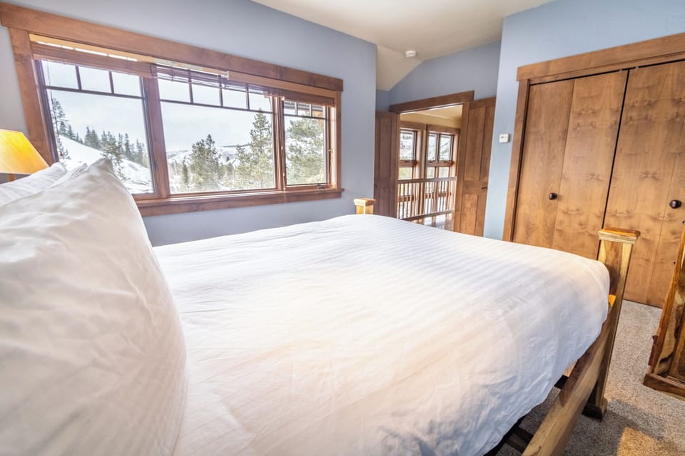 House (6 Bedrooms) | Exterior