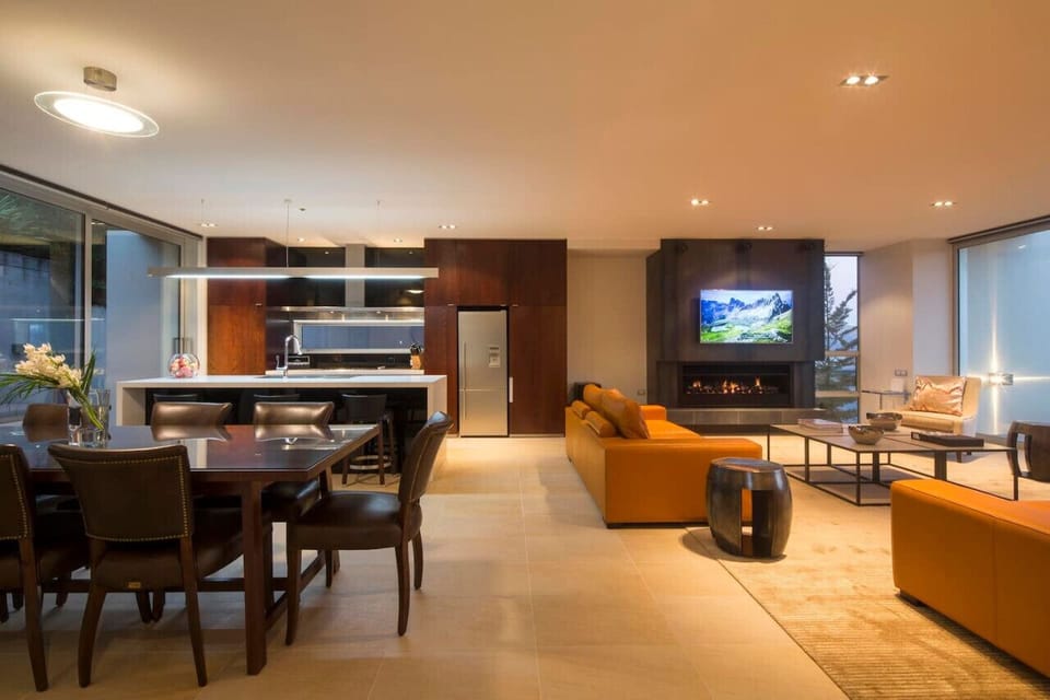 Lovely setting with gas fire and underfloor heating throughout.