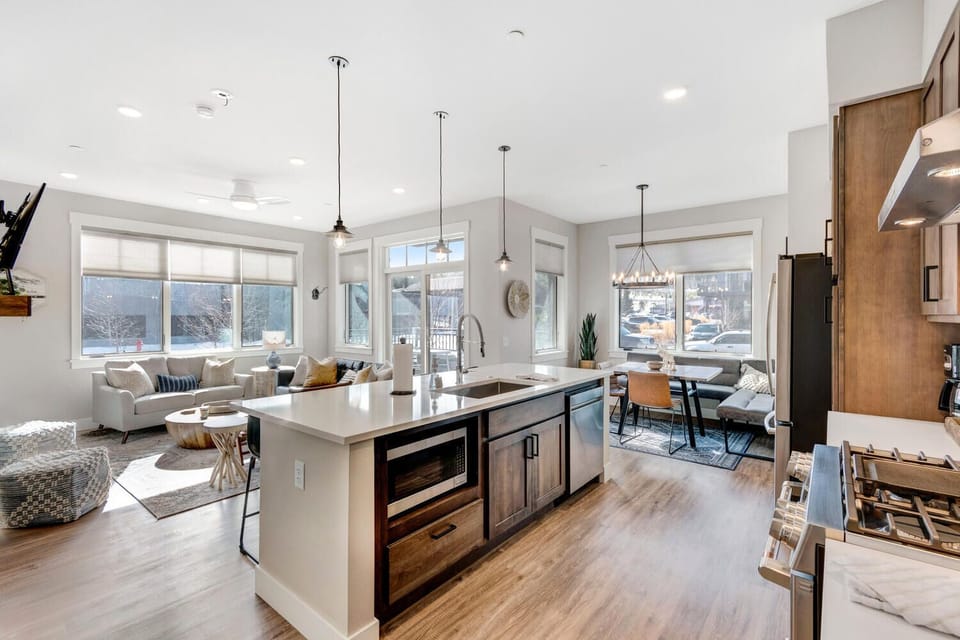 Expansive floor plan with mountain views