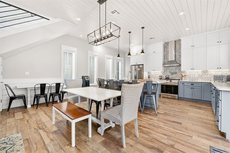 1st Floor, Dining Area