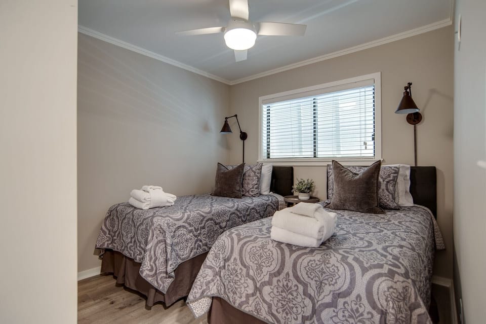 Carolina Beach Club 428 - Guest Bedroom - Beautifully decorated twin bedded guestroom