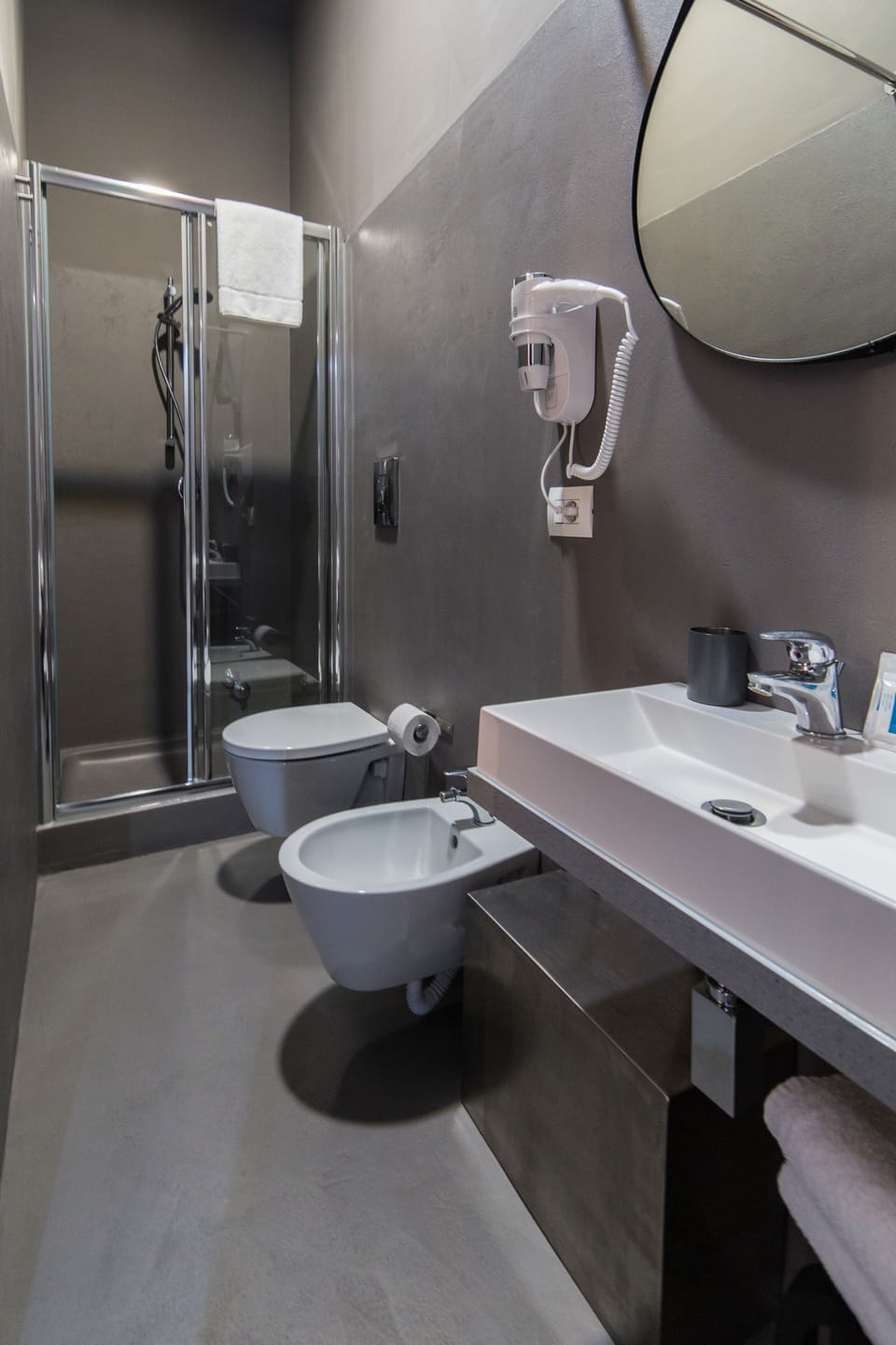Double Room | Bathroom | Shower, rainfall showerhead, free toiletries, hair dryer