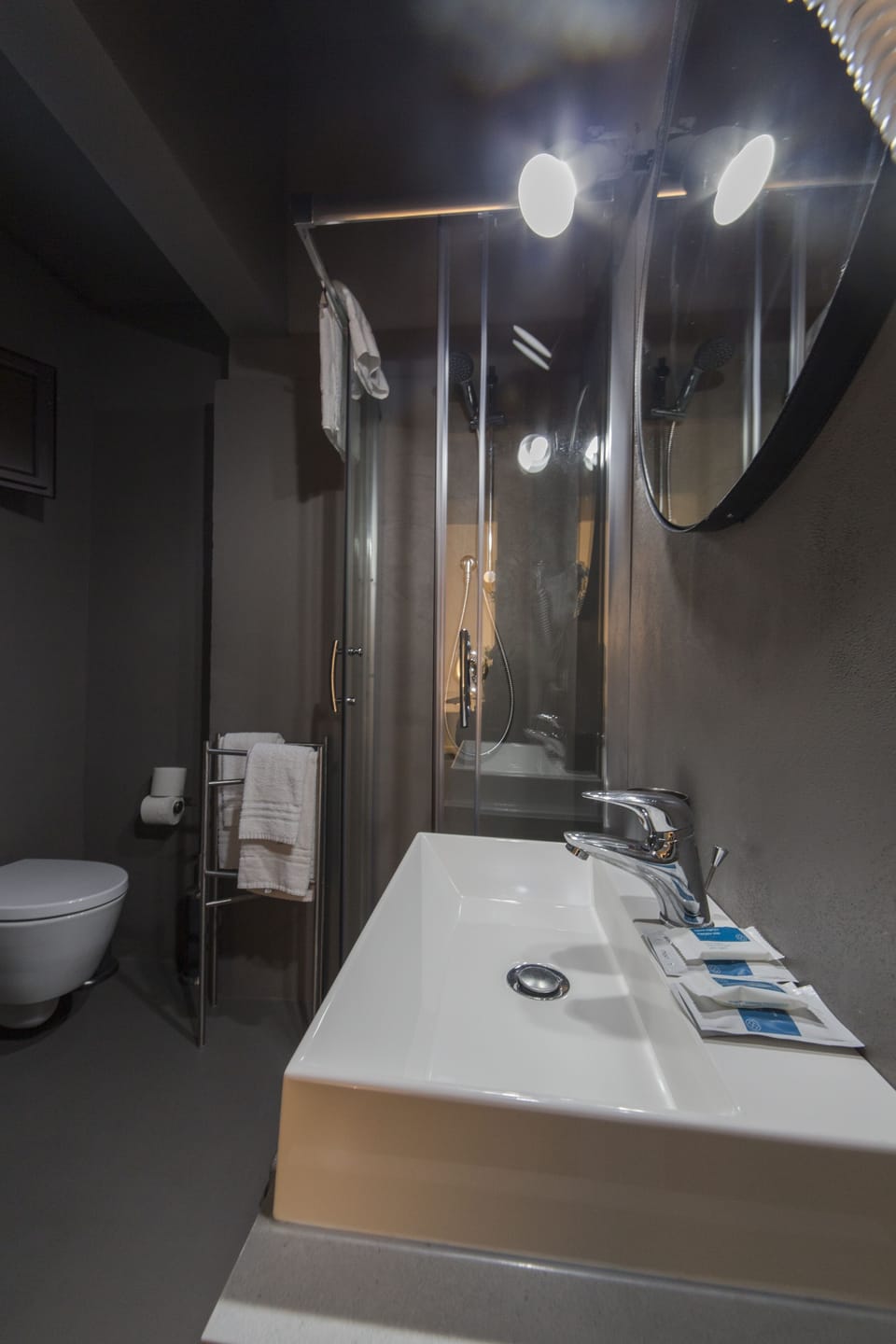 Triple Room | Bathroom | Shower, rainfall showerhead, free toiletries, hair dryer