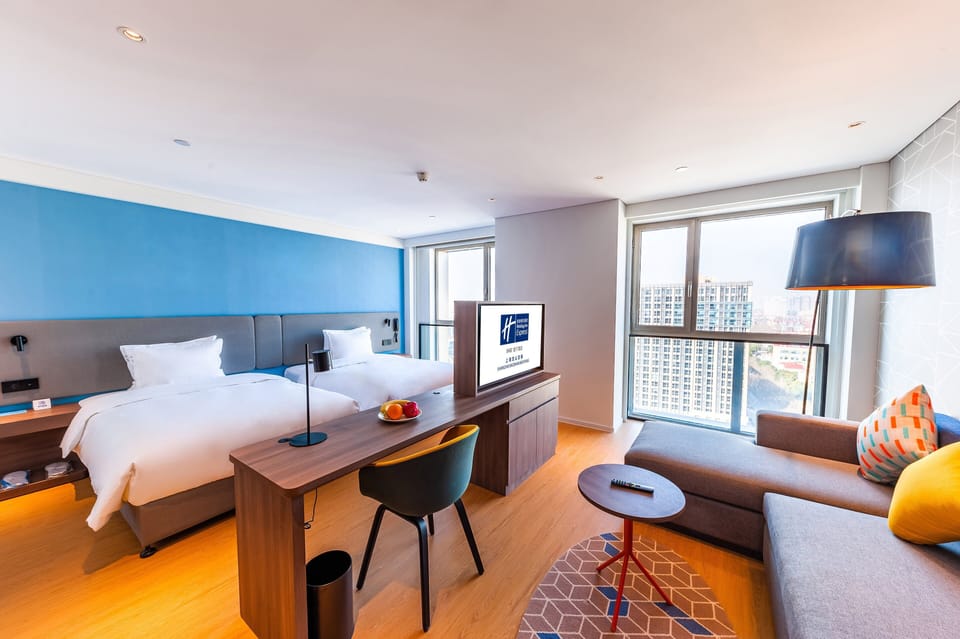 Desk, soundproofing, free WiFi, bed sheets