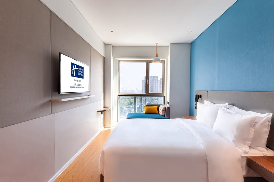 Desk, soundproofing, WiFi (free), bed sheets