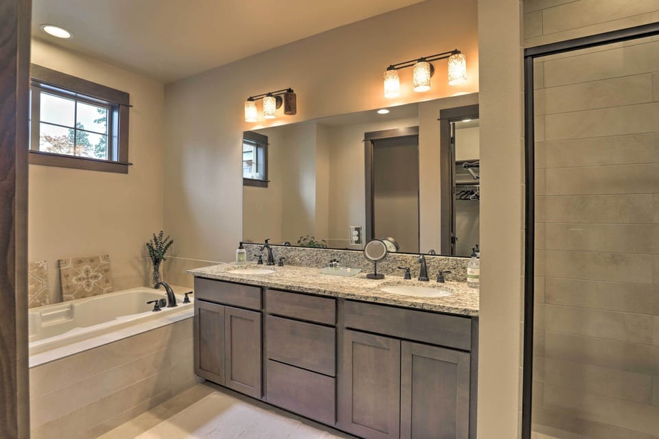 En-Suite Bathroom | Towels Provided