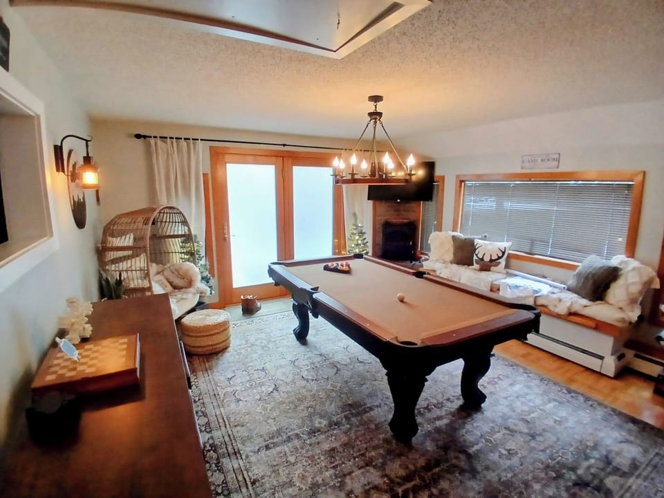 Game/pool table room