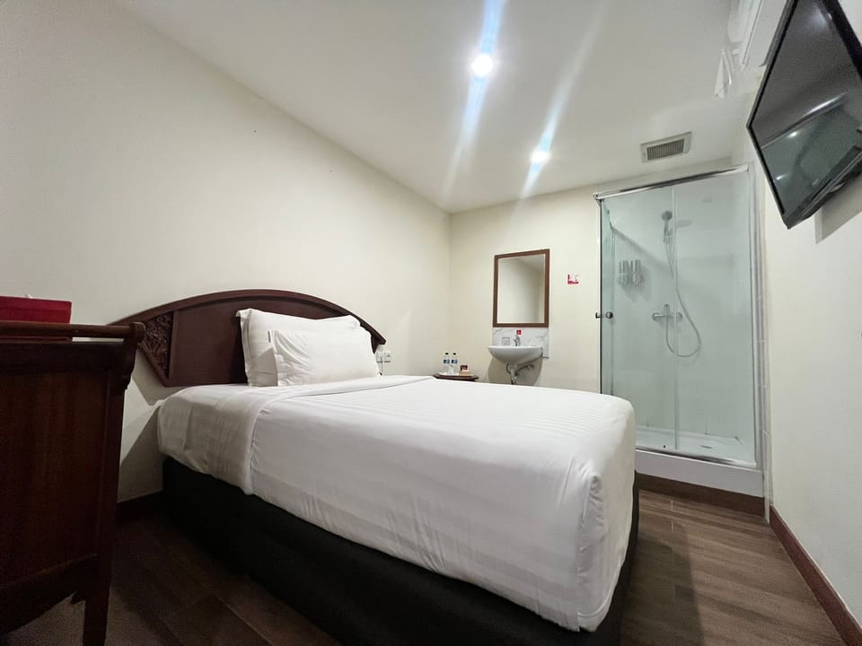 Standard Single No Window with Private Shower and Shared Toilet | Desk, WiFi (free), bed sheets