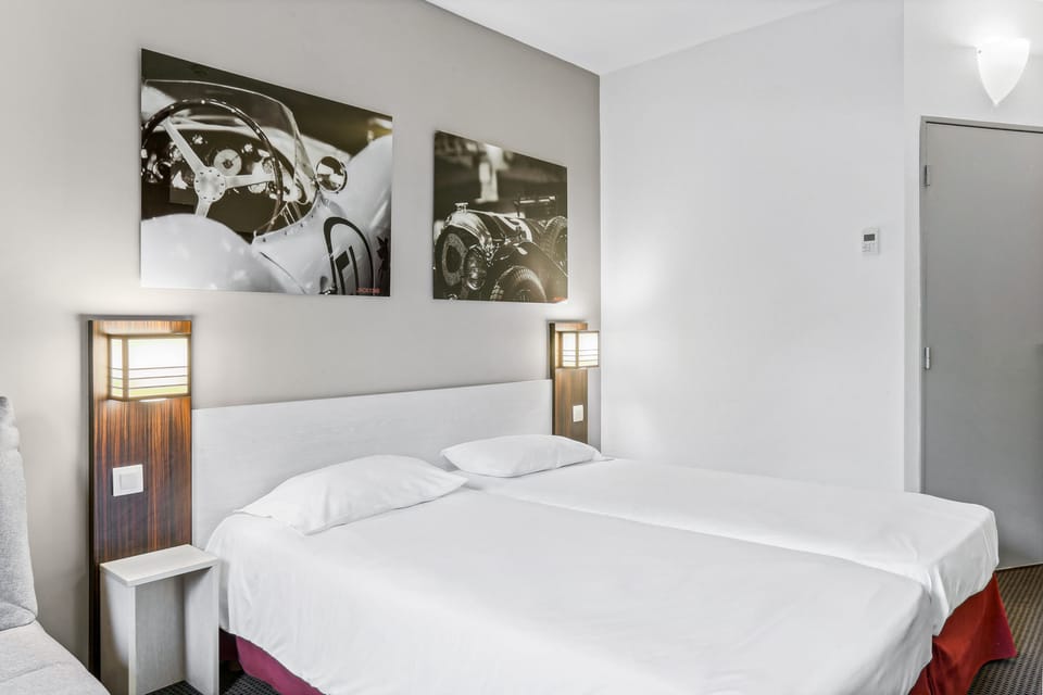 Superior Twin Room | Laptop workspace, soundproofing, free WiFi, bed sheets