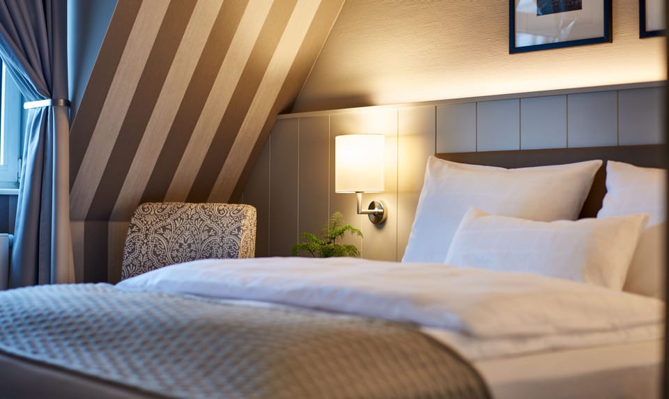 Hypo-allergenic bedding, minibar, desk, blackout drapes