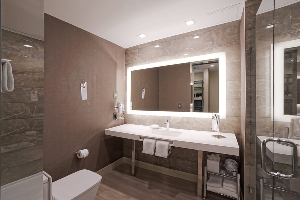 Premium bedding, in-room safe, desk, laptop workspace