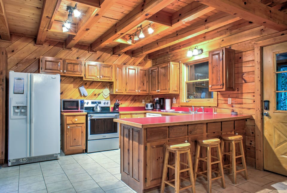 Kitchen Area w/ Breakfast Bar Seating