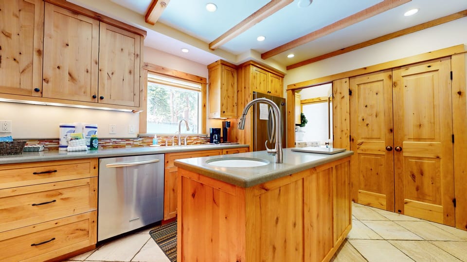 Condo, 5 Bedrooms | Private kitchen | Fridge, oven, coffee/tea maker, toaster