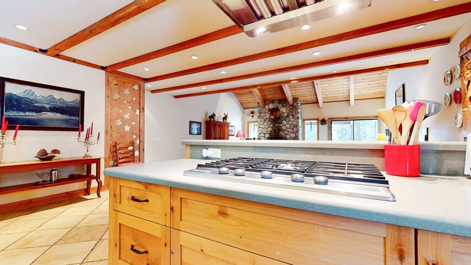 Condo, 5 Bedrooms | Private kitchen | Fridge, oven, coffee/tea maker, toaster