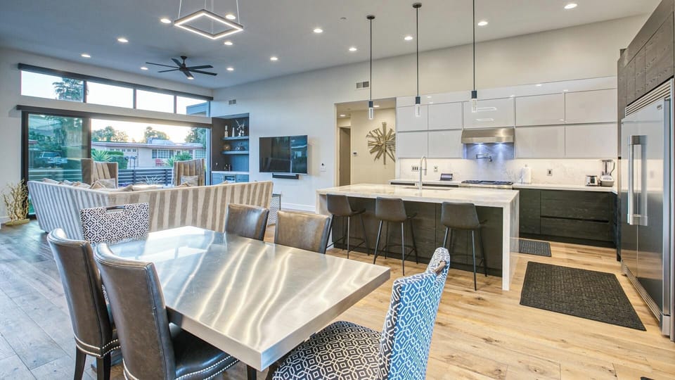 Cook in style: modern kitchen with quartz island, dining area & open layout.