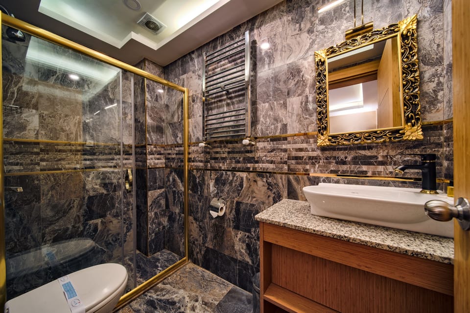 Family Room | Bathroom | Shower, free toiletries, hair dryer, slippers