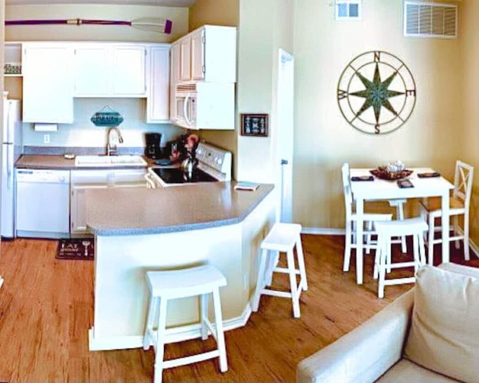 Seating for 4 at the "Captain's table" with 2 more at the counter nook