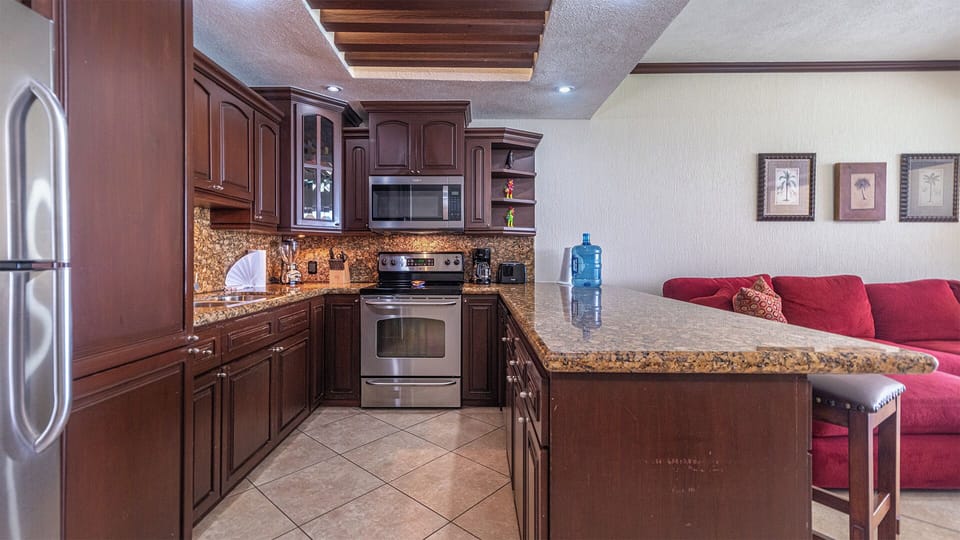 The complete kitchen is very spacious