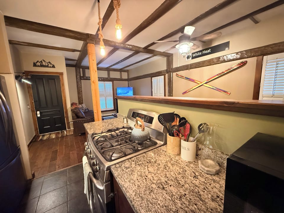 Dream Maker Suite, gas stove, dishwasher, microwave and refrigerator 