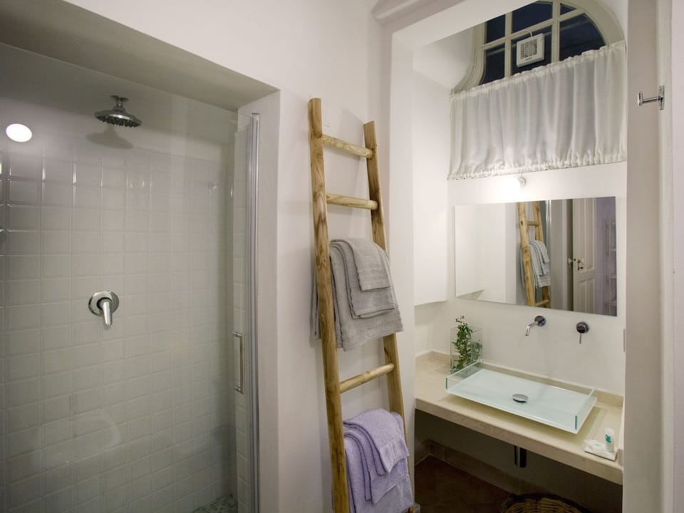 Junior Suite | Bathroom | Shower, rainfall showerhead, free toiletries, hair dryer