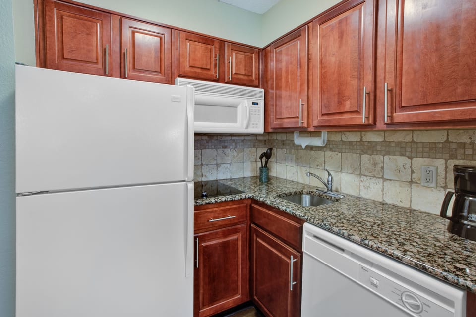 Coffee/tea maker, full-size fridge, microwave, dishwasher