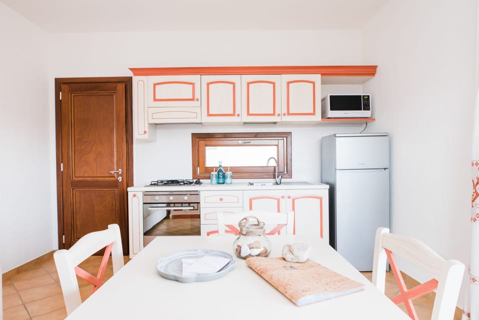 Full-size fridge, microwave, oven, stovetop