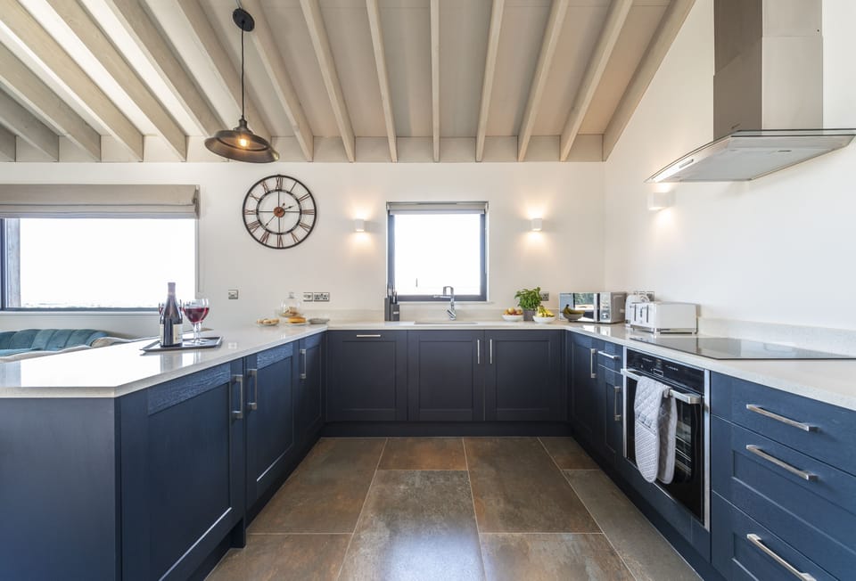 Fern, Ansty: The spacious modern kitchen