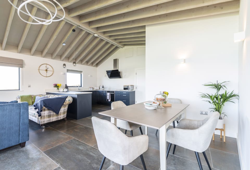 Dorset Eco Retreats, Ansty: The dining area in Bramble