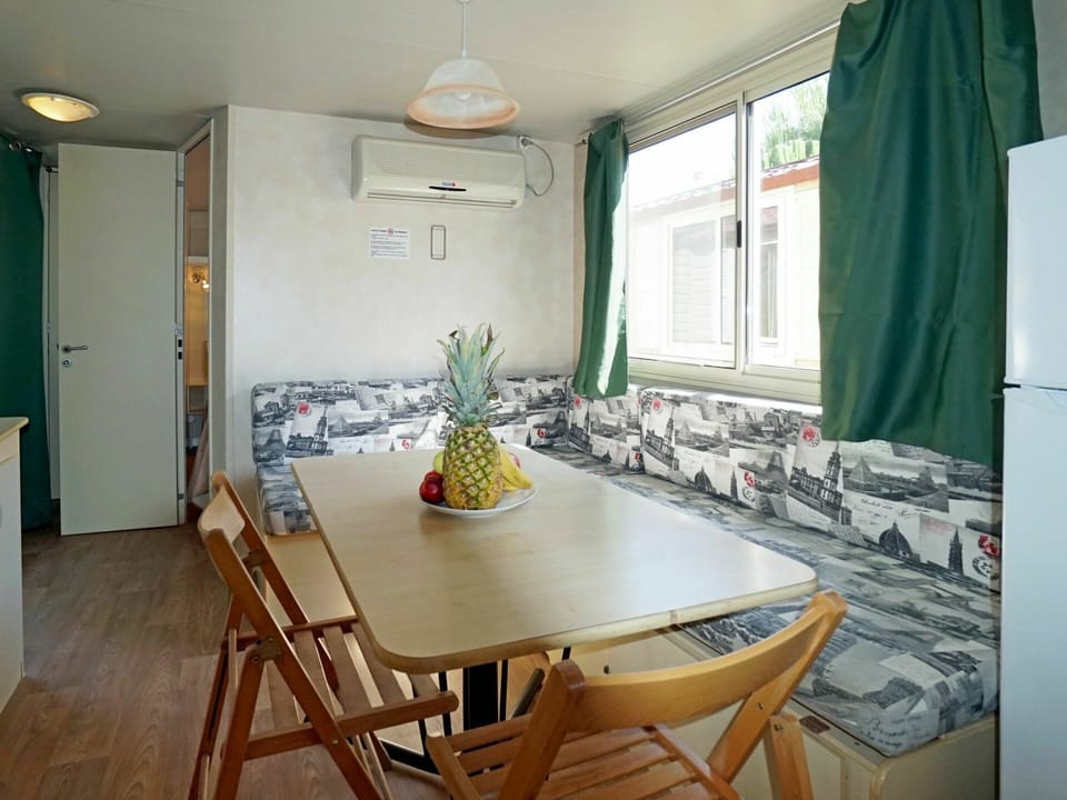 Room, Property, Furniture, Dining Room, Interior Design, Building, Floor, Table, House, Curtain