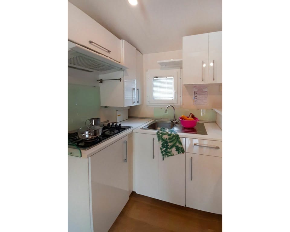 Cabinetry, Kitchen Sink, Property, Countertop, Sink, Kitchen Appliance, Kitchen Stove, Home Appliance, Kitchen, Interior Design