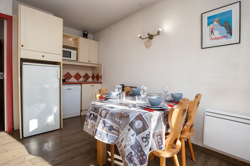 Open kitchen and dining table