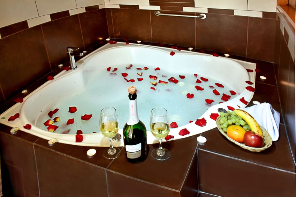 Junior Suite, Jetted Tub, City View | Bathroom | Combined shower/tub, rainfall showerhead, designer toiletries