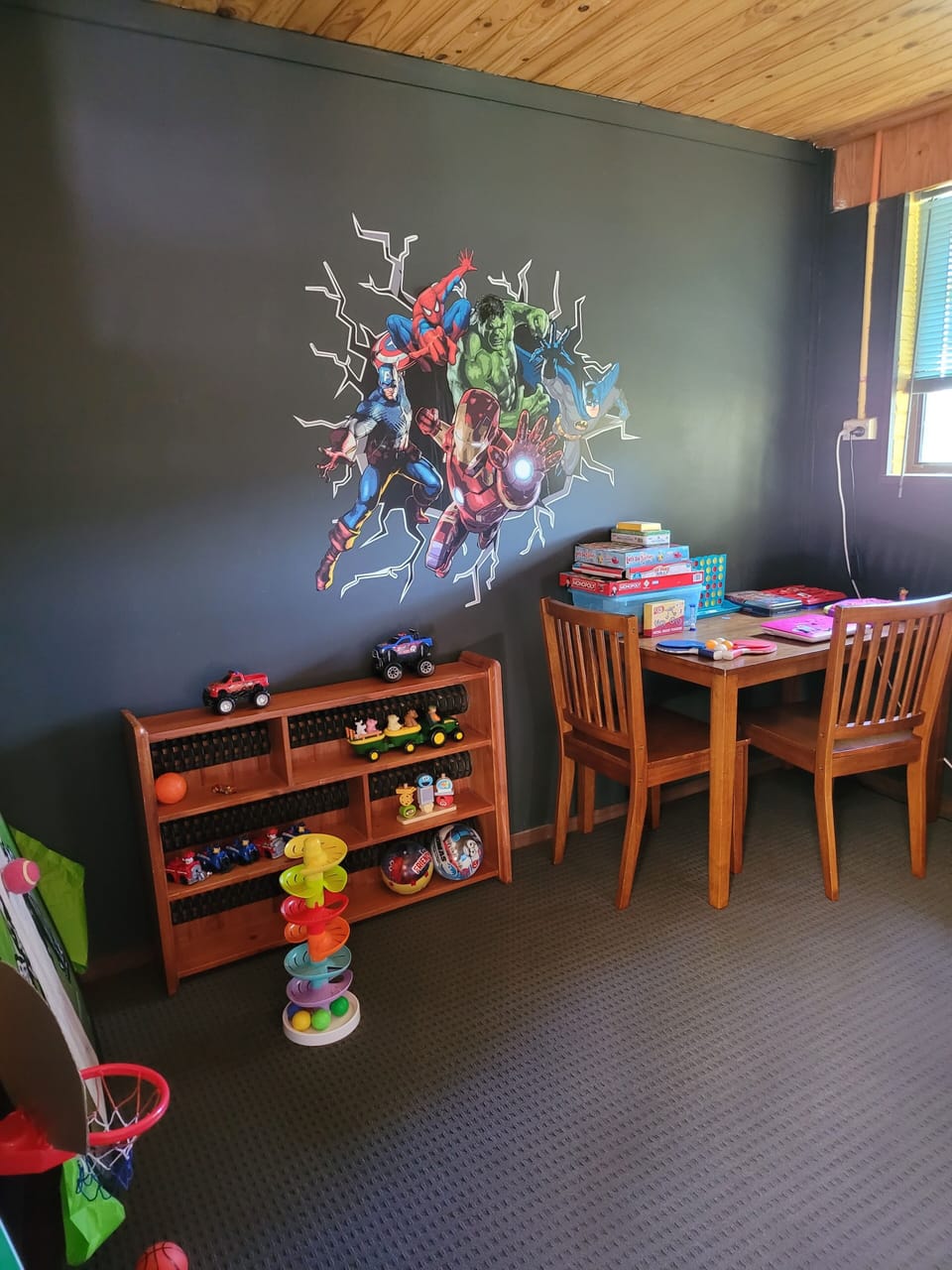 Kids play room with loads of fun things. Board Games, puzzles etc.