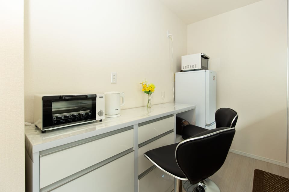House, Non Smoking | Private kitchenette | Full-size fridge, microwave, stovetop, electric kettle