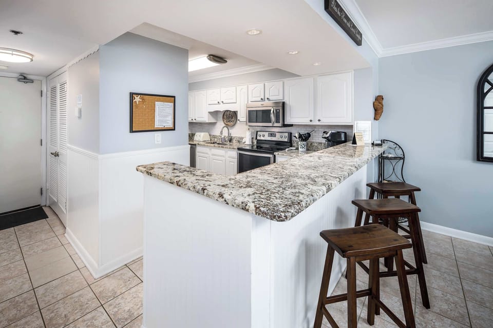 Kitchen with breakfast bar