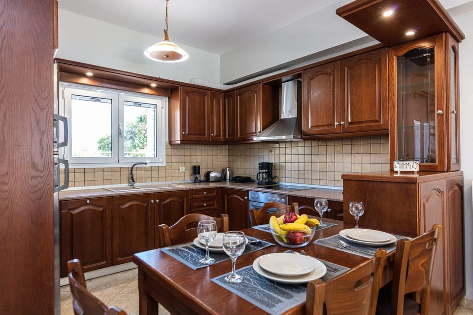 Apartment, 3 Bedrooms, Pool View | Private kitchen | Full-size fridge, oven, stovetop, coffee/tea maker