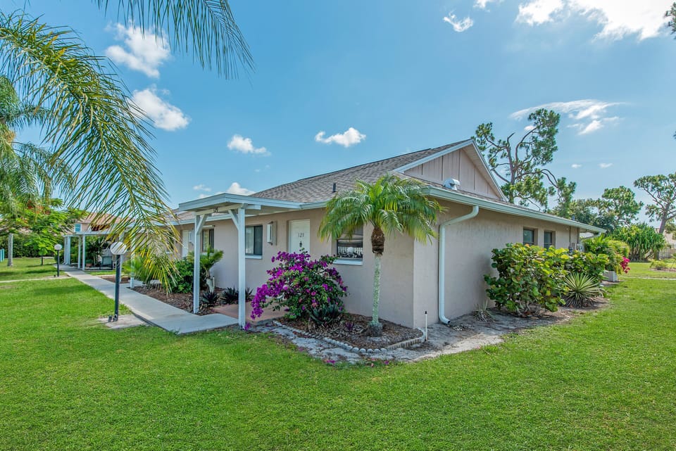 PV129 - This welcoming Florida villa is just 3 miles from the gorgeous white sandy beaches of Bonita Beach and Barefoot Beach!