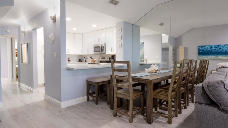 Dining Area / Breakfast Bar