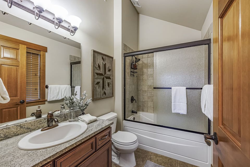 En Suite Bathroom for Bedroom #2 Tub-Shower Combo With Classic Finishes