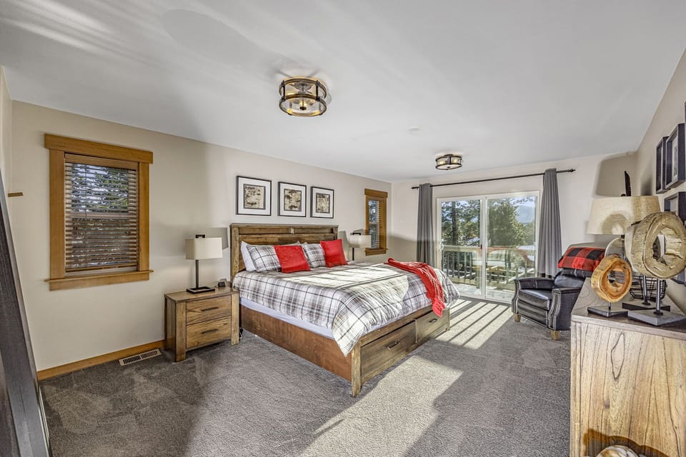 Middle Floor - Bedroom 1, Master Suite, Balcony View, King Size Bed + En Suite Bathroom