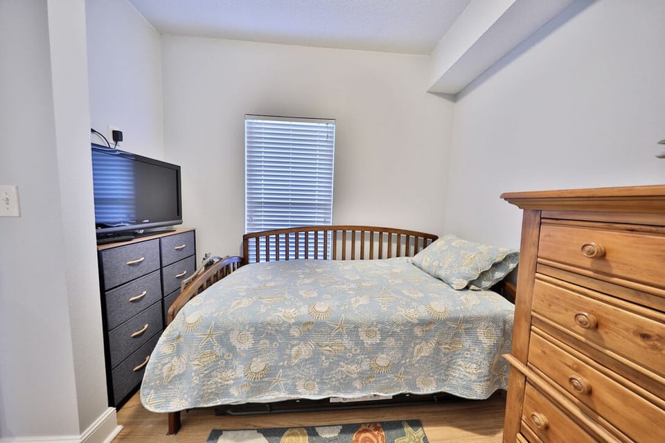 3rd bedroom with a twin size bed and trundle.