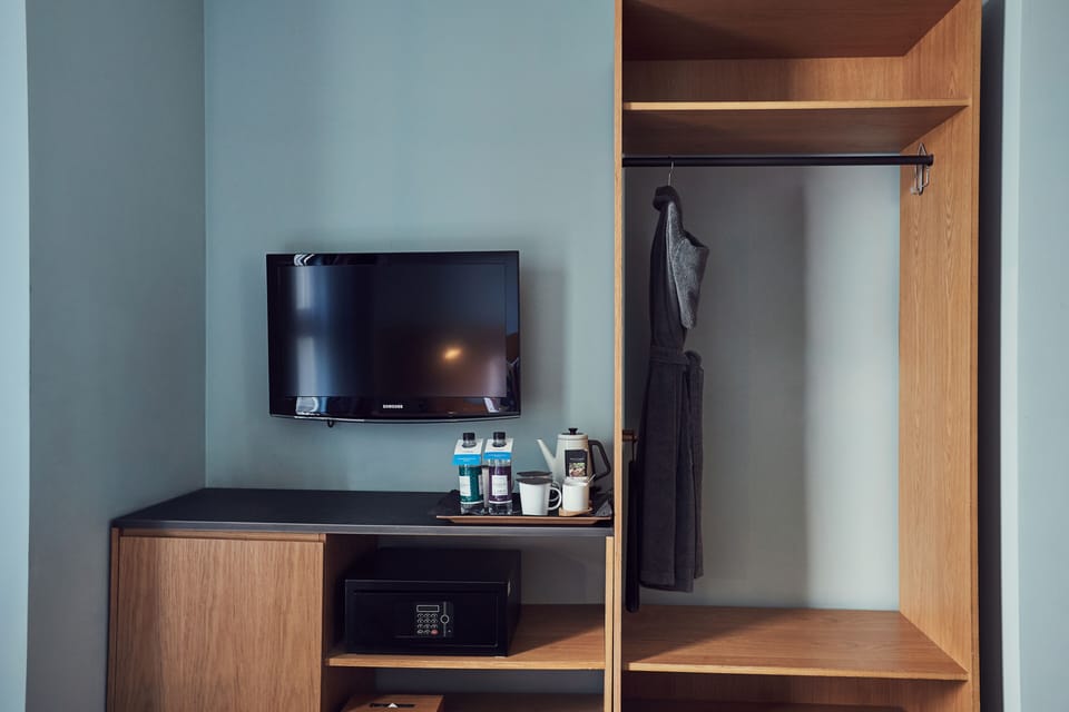 West Single Lacasa | Premium bedding, in-room safe, desk, free WiFi