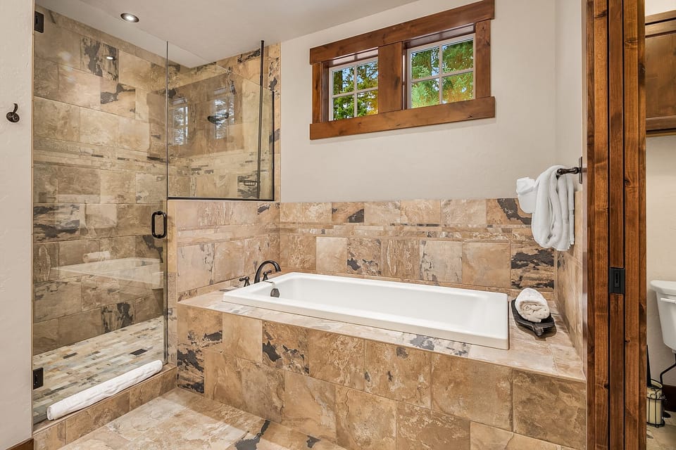 Good Living Inn: - Large soaking tub and walk-in shower.