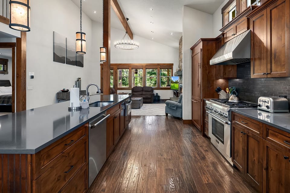 Good Living Inn: - The fully stocked kitchen features stainless appliances and a gas cooktop.