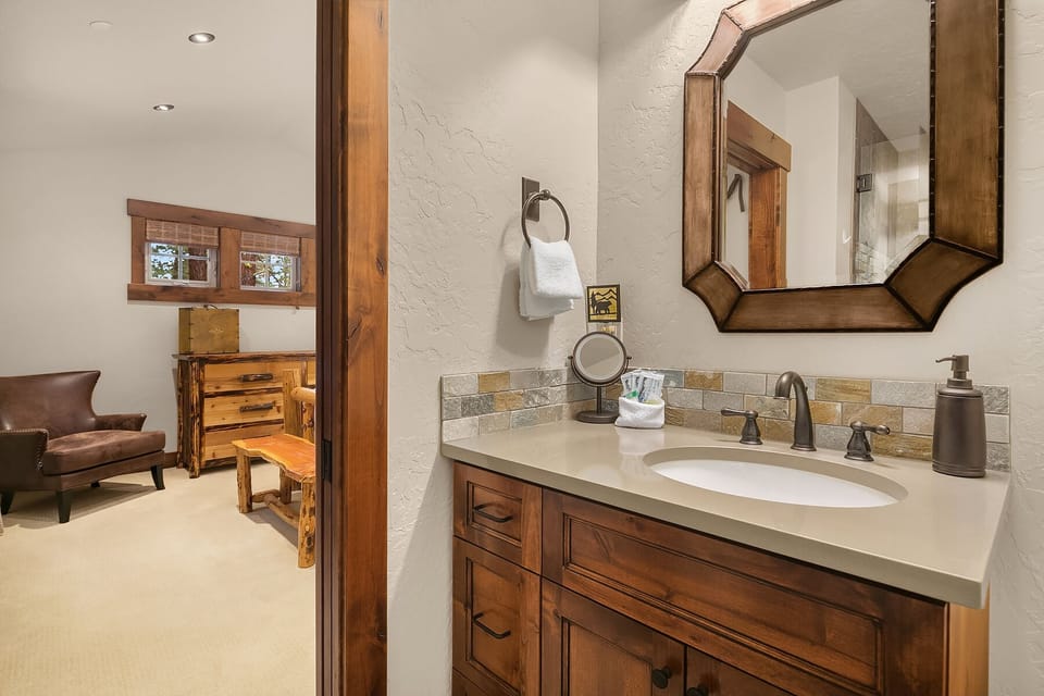Good Living Inn: - 2nd floor master bath.
