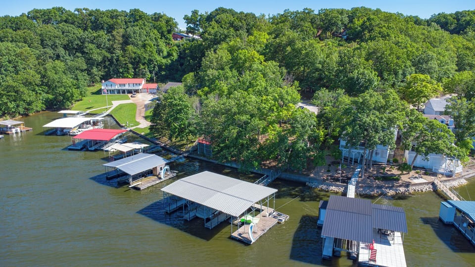 3 acres Private Lake Vacation Home
