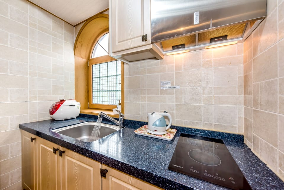 Camelville Suite | Private kitchen | Full-size fridge, microwave, stovetop, electric kettle