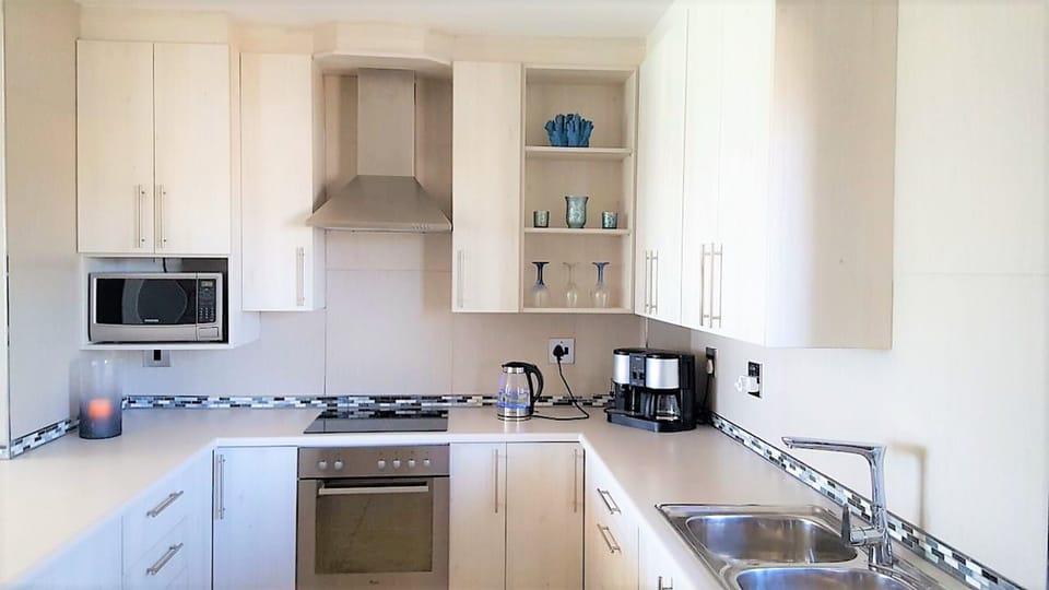 Apartment (3 Bedrooms) | Private kitchen | Full-size fridge, microwave, oven, stovetop