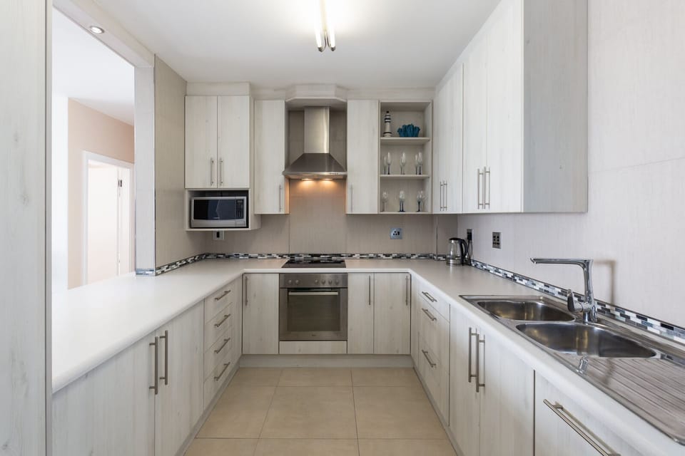 Apartment (3 Bedrooms) | Private kitchen | Full-size fridge, microwave, oven, stovetop