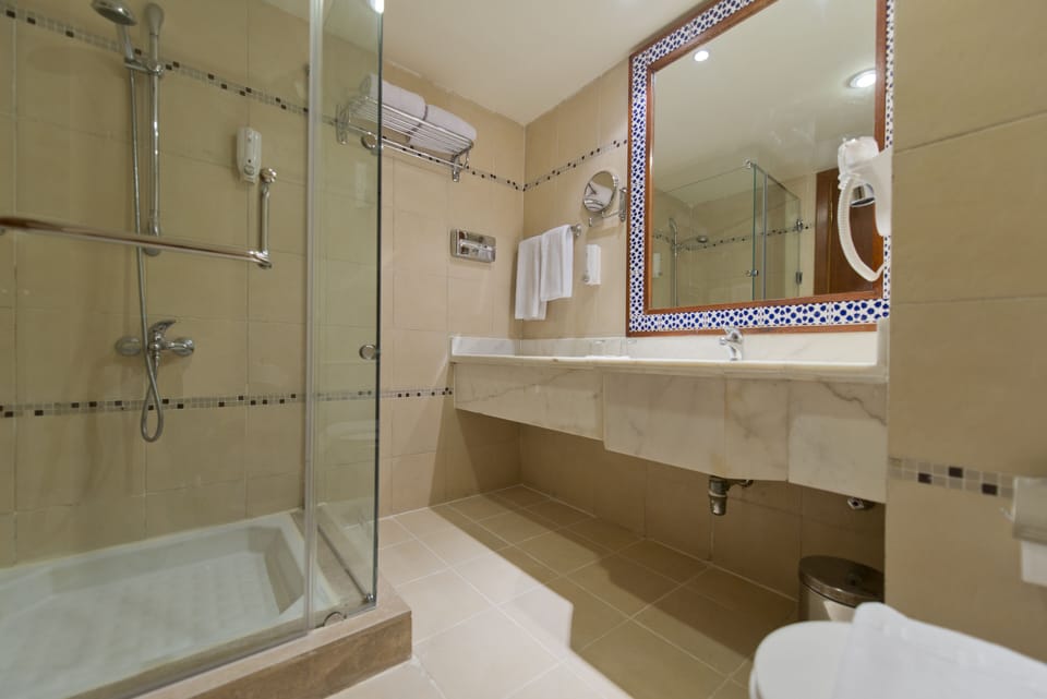Shower, rainfall showerhead, free toiletries, hair dryer
